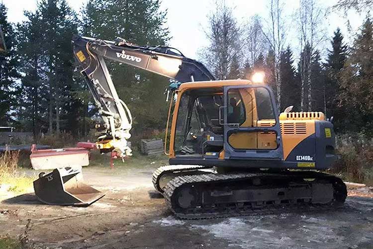 Экскаватор Volvo EC140BLC с ковшом